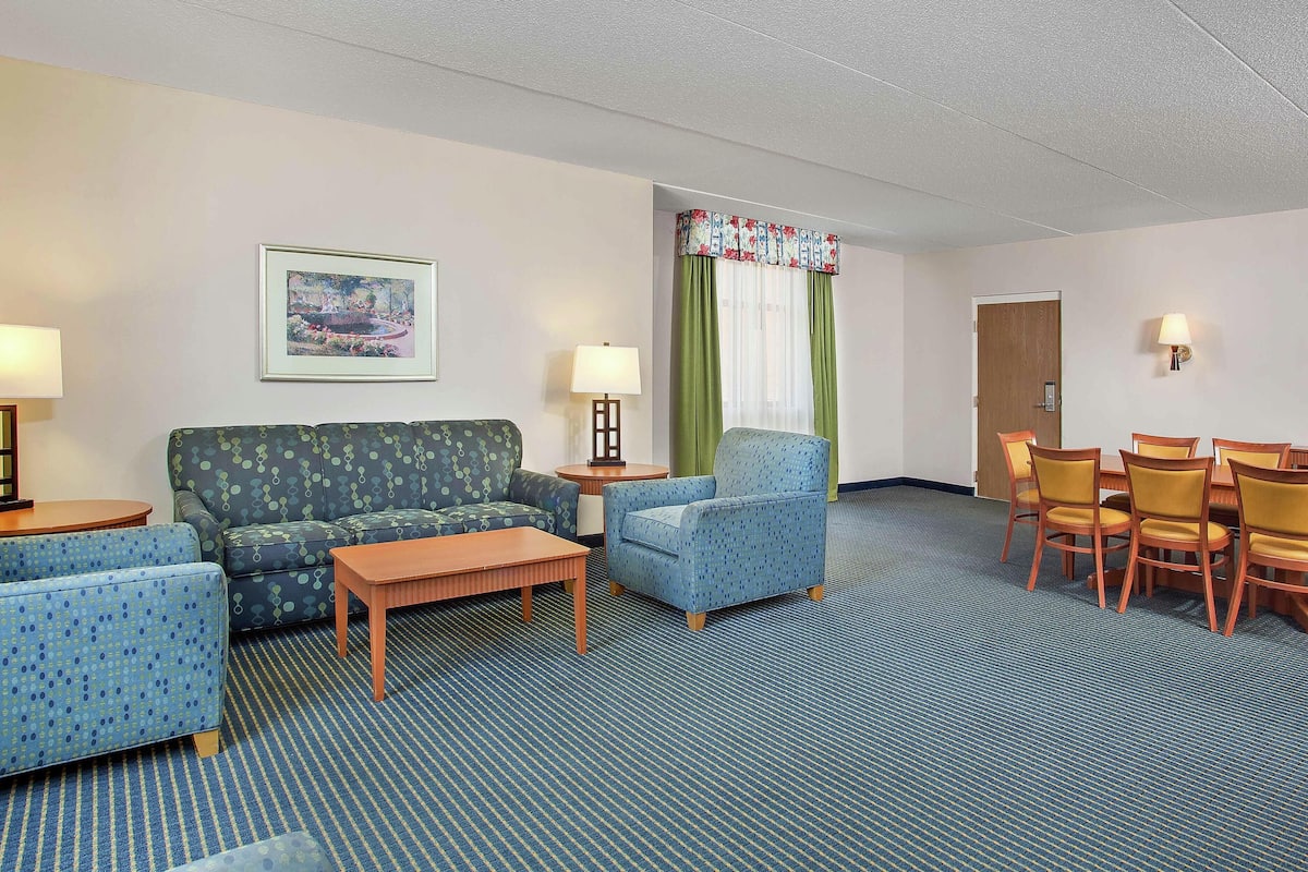 Suite Standard (2 Double Bed with Sofa Bed) | Coin séjour