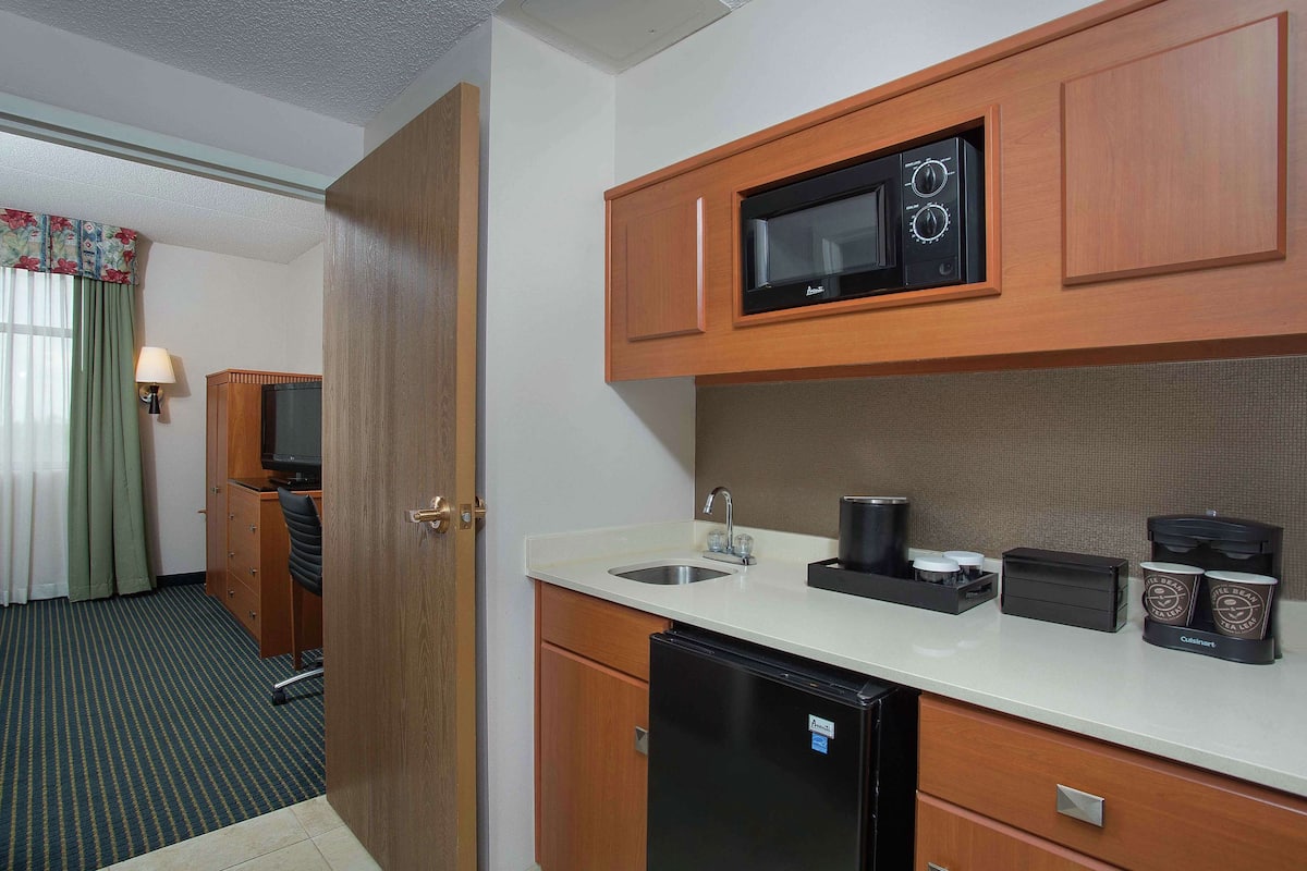 fridge, microwave, coffee/tea maker