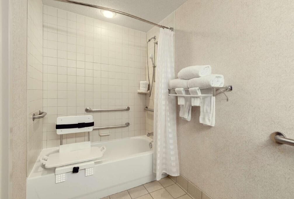 Combined shower/bathtub, designer toiletries, hair dryer, towels