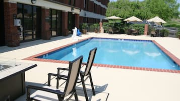 Piscine extérieure, parasols de plage, chaises longues