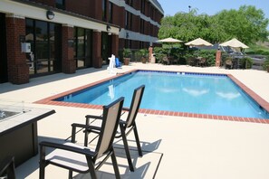 Piscine extérieure, parasols de plage, chaises longues