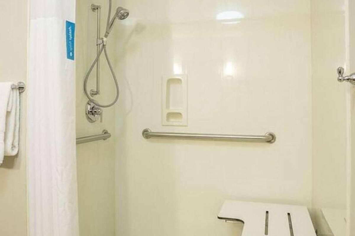 Zimmer, 1 King-Bett, Nichtraucher (Accessible) | Badezimmer | Kostenlose Toilettenartikel, Haartrockner, Handtücher