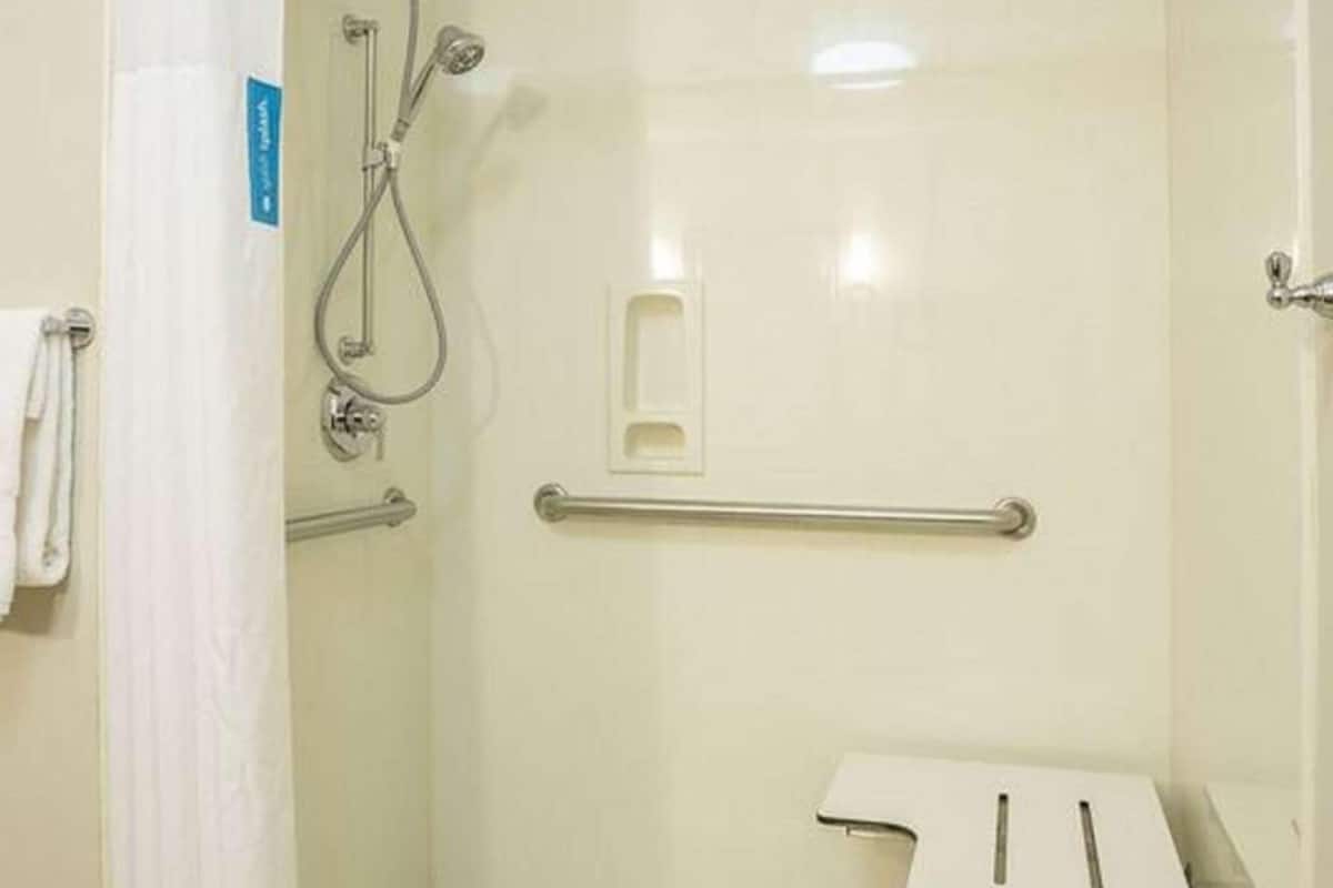 King Room, Kamar, 1 Tempat Tidur King, akses difabel, Bebas Asap Rokok | Kamar mandi | Perlengkapan mandi gratis, pengering rambut, dan handuk