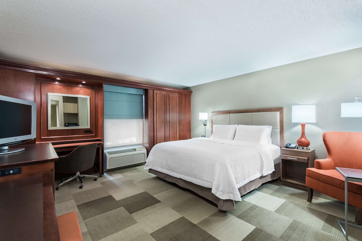 Room, 1 King Bed (Walk-in Shower) | Blackout drapes, soundproofing, iron/ironing board