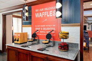 朝食 (ビュッフェ)、毎日提供 (無料)