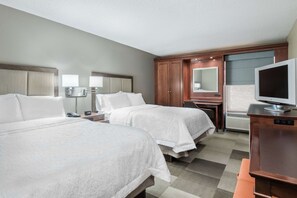 Verdunkelungsvorhänge, schallisolierte Zimmer, Bügeleisen/Bügelbrett