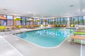 Piscina coberta i para-sols 