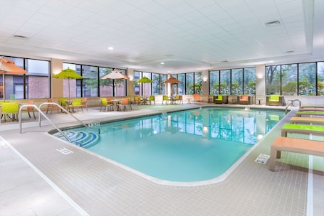 Piscine couverte, parasols de plage. Hampton Inn Boston/Marlborough