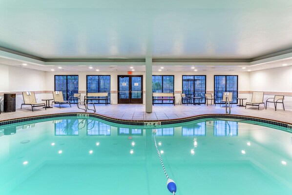 Indoor pool, sun loungers