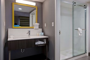 One king bed non smoking | Bathroom | Bathtub, hair dryer, towels - Hampton Inn Olive Branch (Olive Branch)