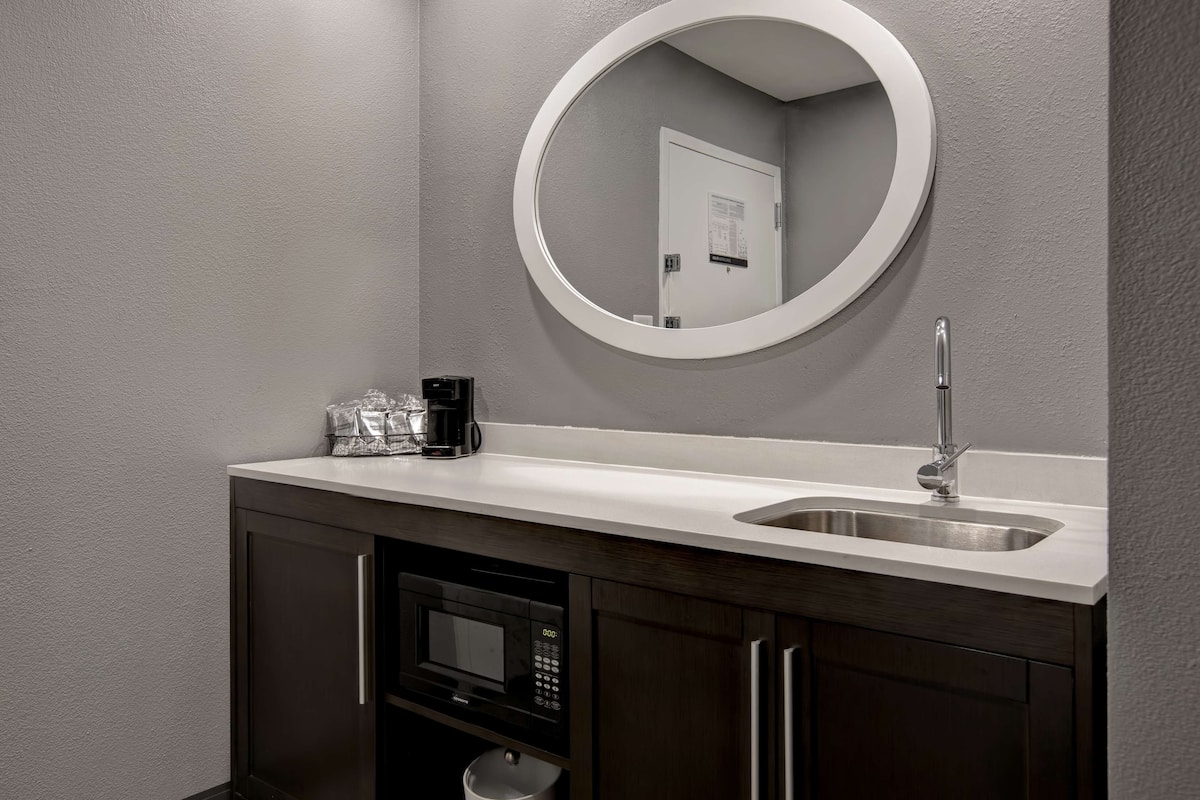 room, accessible, non smoking | in-room safe, iron/ironing board, cots/infant beds, free wifi