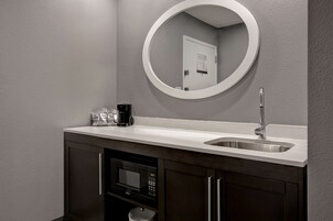 Caja de seguridad en la habitación y tabla de planchar con plancha 