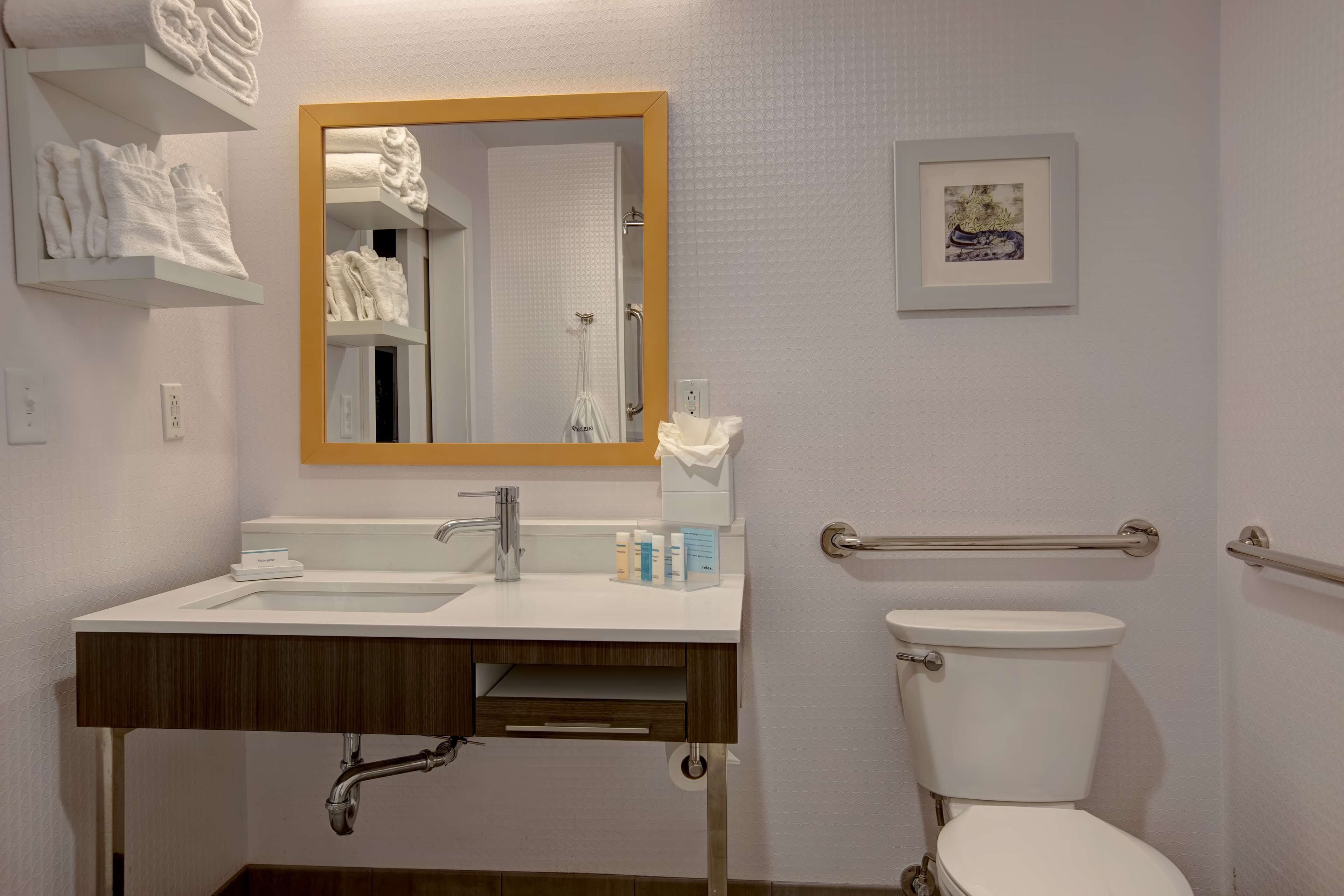 room, 1 king bed, accessible, non smoking | bathroom | bathtub, hair dryer, towels