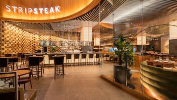 Här finns 18 restauranger som serverar frukost, lunch och middag