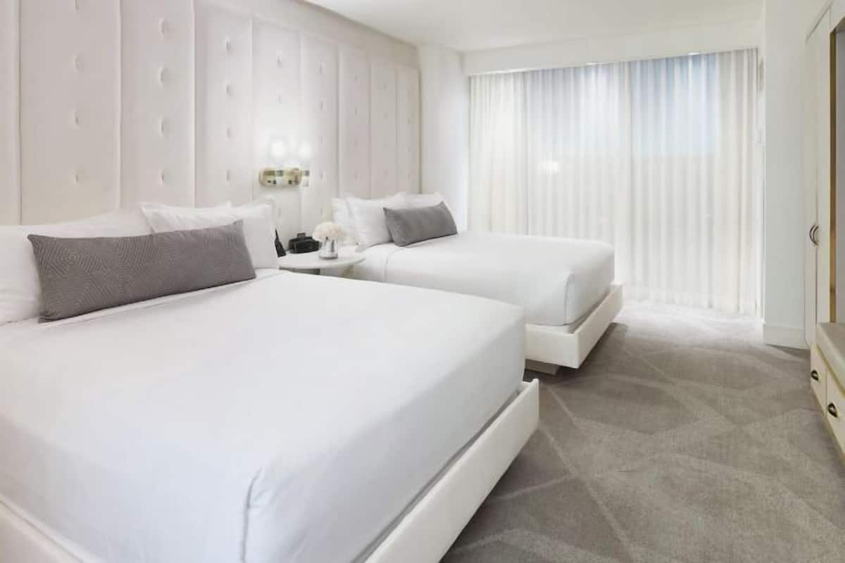 Hochwertige Bettwaren, Minibar, Zimmersafe, Schreibtisch