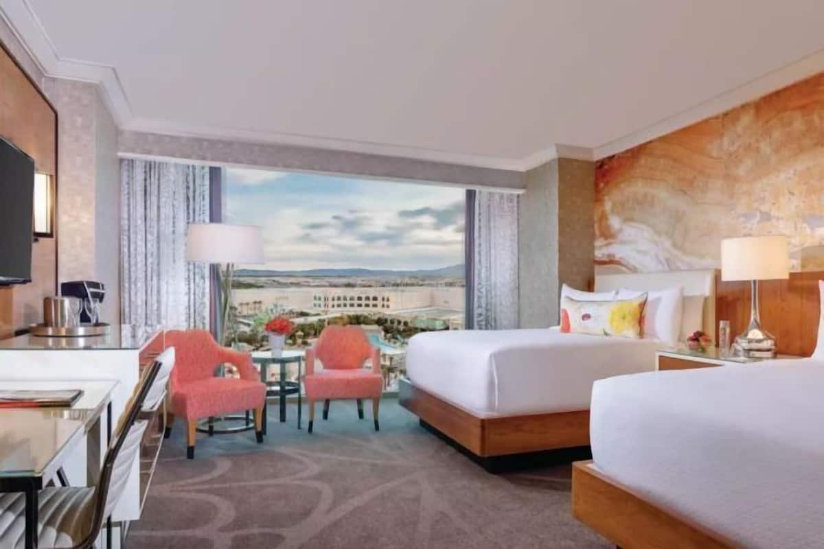 Hochwertige Bettwaren, Minibar, Zimmersafe, Schreibtisch