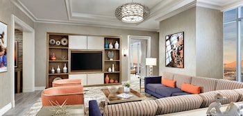 Premium bedding, minibar, in-room safe, desk at Mandalay Bay Resort And Casino