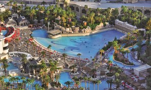 3 udendørs pools, opvarmet pool, hytter (tillægsgebyr), liggestole