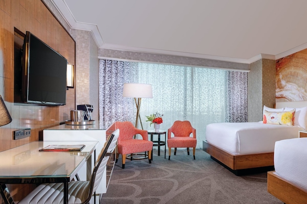 Luxe beddengoed, een minibar, een kluis op de kamer, een bureau
