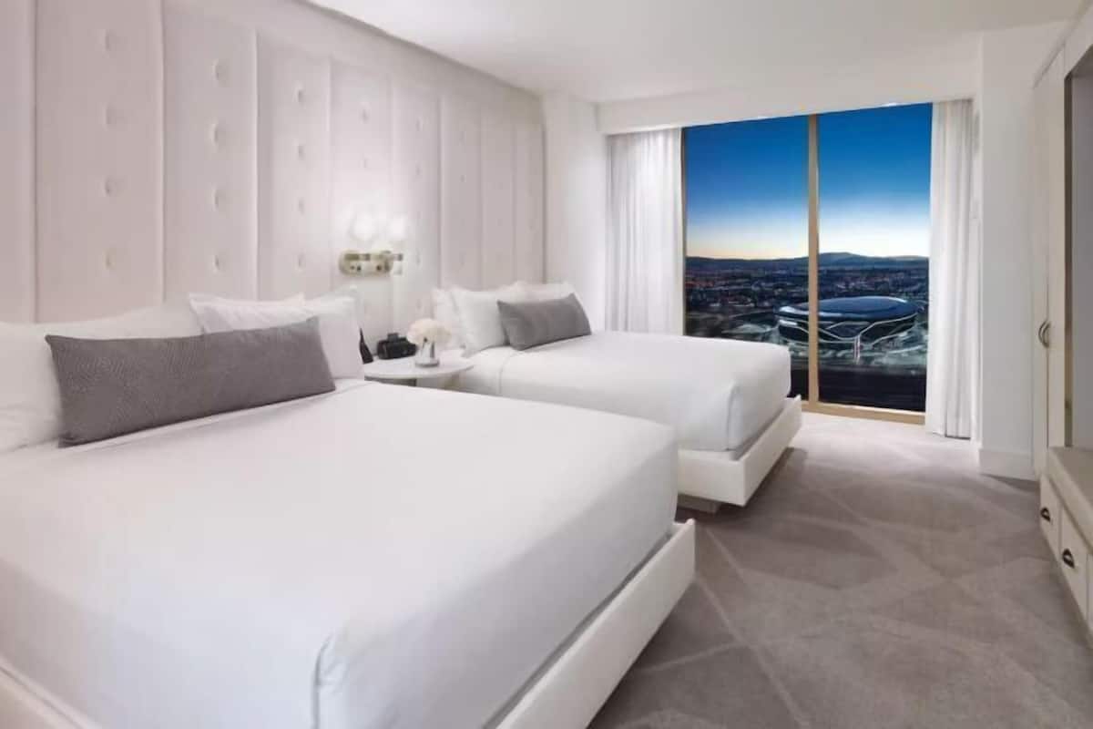 Hochwertige Bettwaren, Minibar, Zimmersafe, Schreibtisch