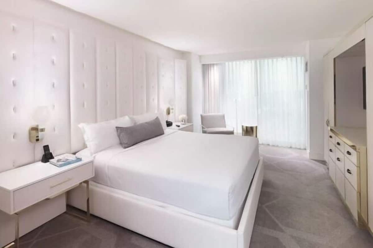 Hochwertige Bettwaren, Minibar, Zimmersafe, Schreibtisch