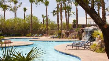 Piscine extérieure, parasols de plage, chaises longues