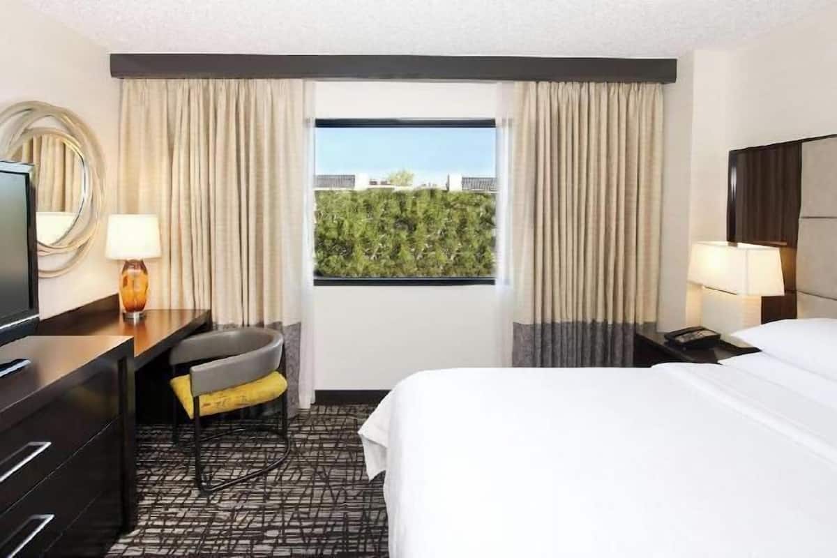 1 bedroom, Egyptian cotton sheets, premium bedding, down comforters