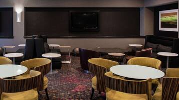 Petit déjeuner et dîner servis sur place