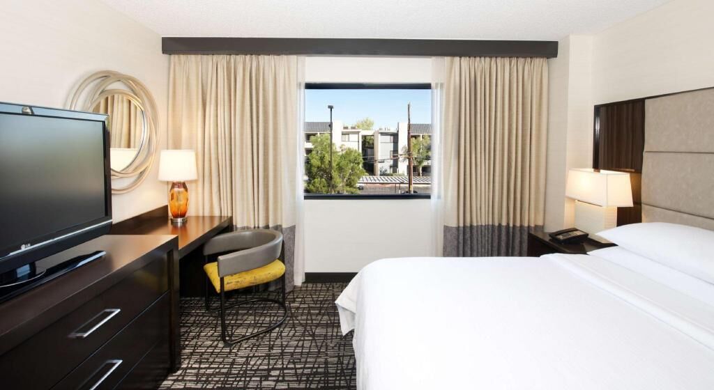 1 bedroom, Egyptian cotton sheets, premium bedding, down comforters