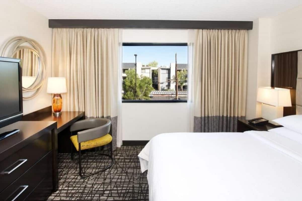 1 bedroom, Egyptian cotton sheets, premium bedding, down comforters