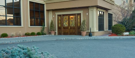 A building with a sign reading "La Reggia Ristorante Italiano."