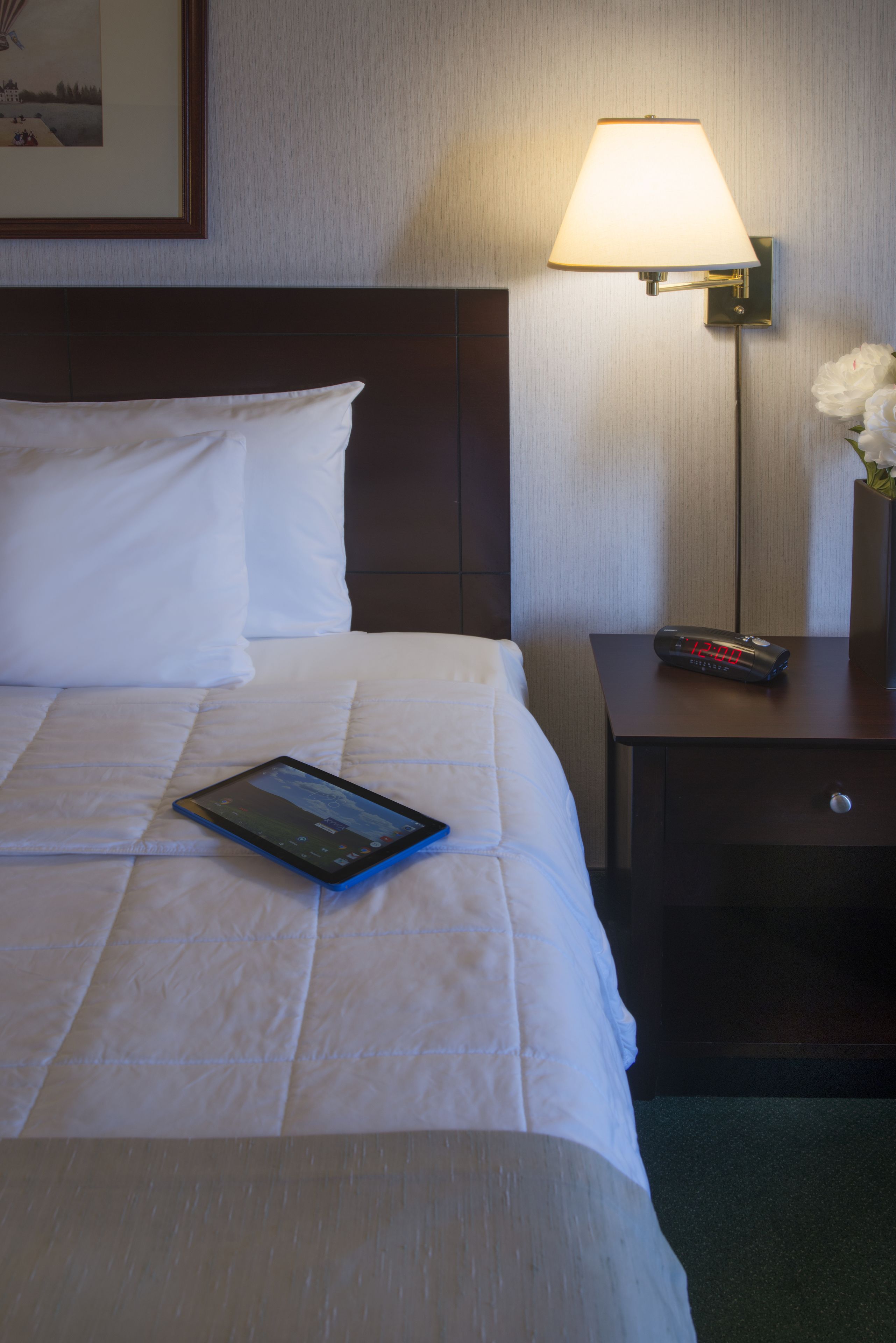 standard room, 1 king bed | in-room safe, desk, blackout curtains, soundproofing