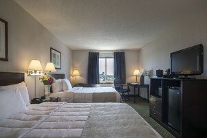 Habitación estándar, 2 camas de matrimonio | Caja fuerte, escritorio, cortinas opacas y sistema de insonorización