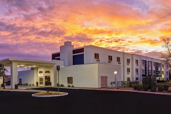 A modern hotel with a covered entrance, a parking lot, and a landscaped area. - Springhill Suites By Marriott Las Cruces (Las Cruces)