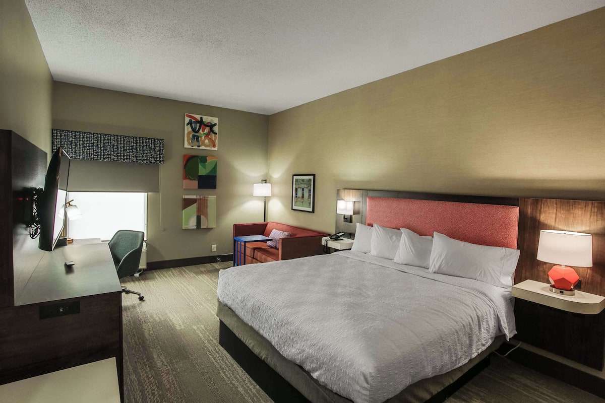 One king study sofabed non smoking | In-room safe, desk, iron/ironing board, free cots/infant beds
