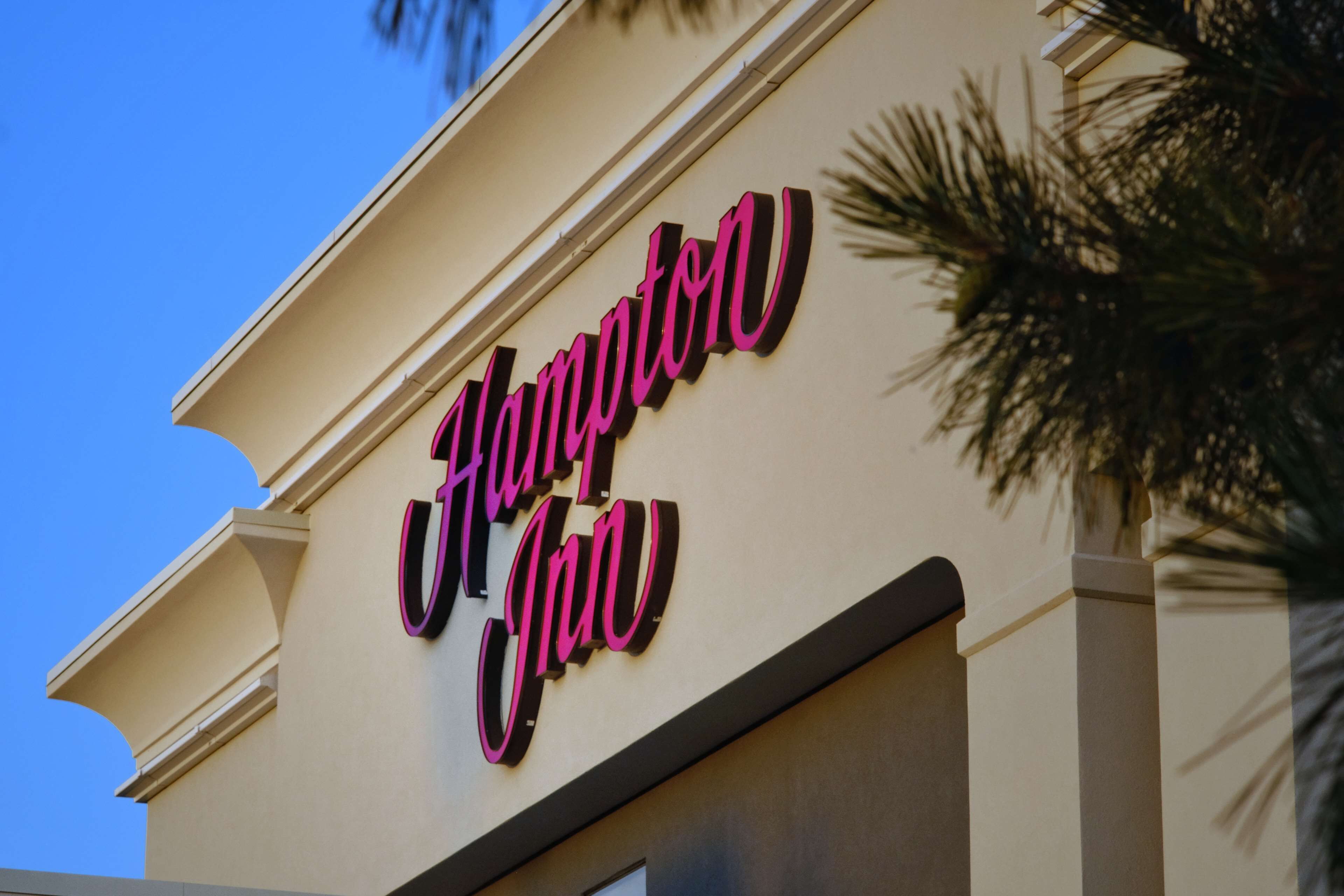 A hotel sign with the name Hampton Inn.