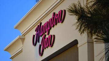 A hotel sign with the name Hampton Inn.