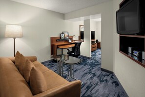 Executive Suite, 1 King Bed, Non Smoking | 1 bedroom, hypo-allergenic bedding, pillowtop beds, in-room safe