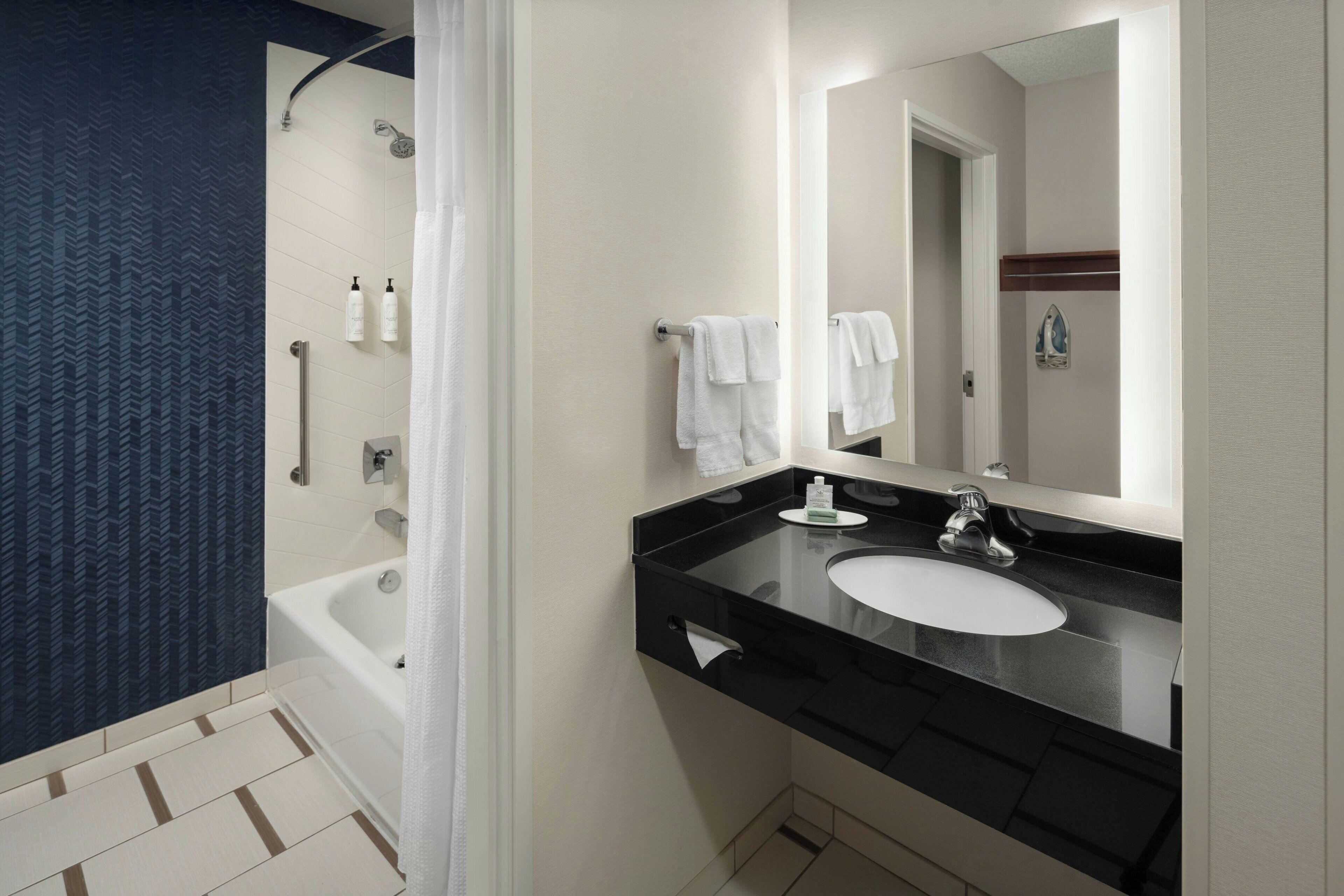 combined shower/bathtub, free toiletries, hair dryer