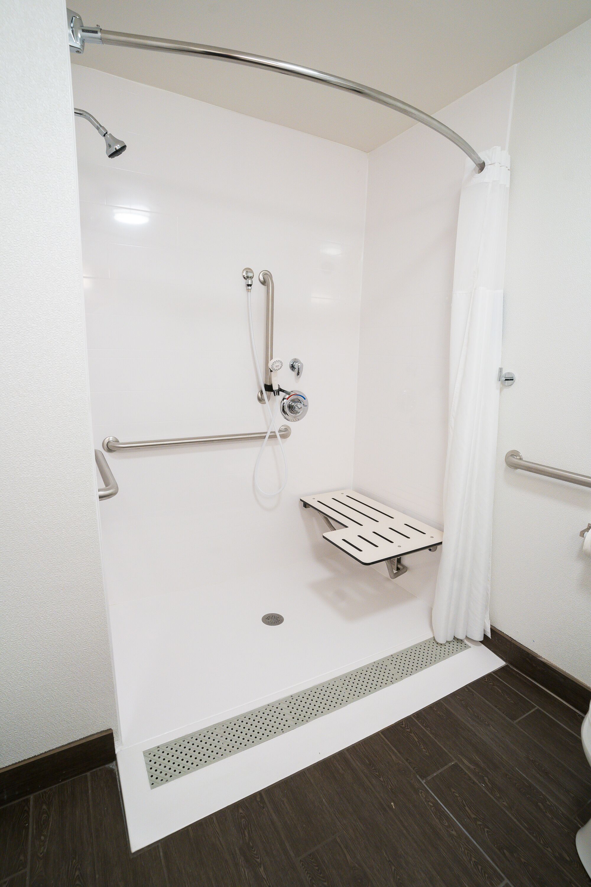 room, 1 king bed, accessible (roll-in shower) | bathroom | combined shower/bathtub, free toiletries, hair dryer, towels