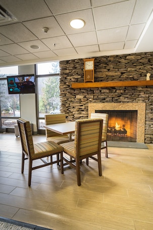 Fireplace. Hampton Inn Clarks Summit