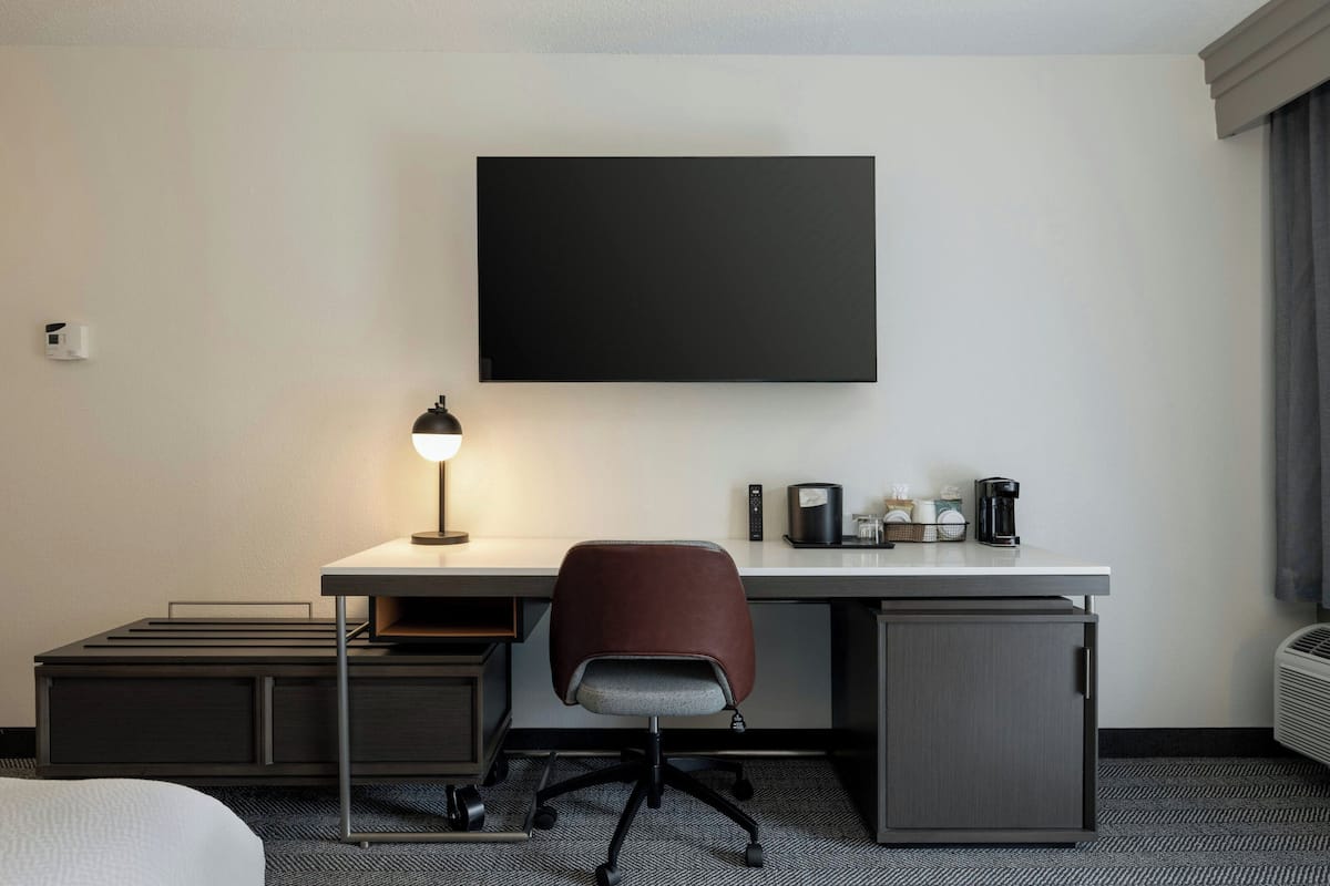 1 bedroom, premium bedding, desk, laptop workspace