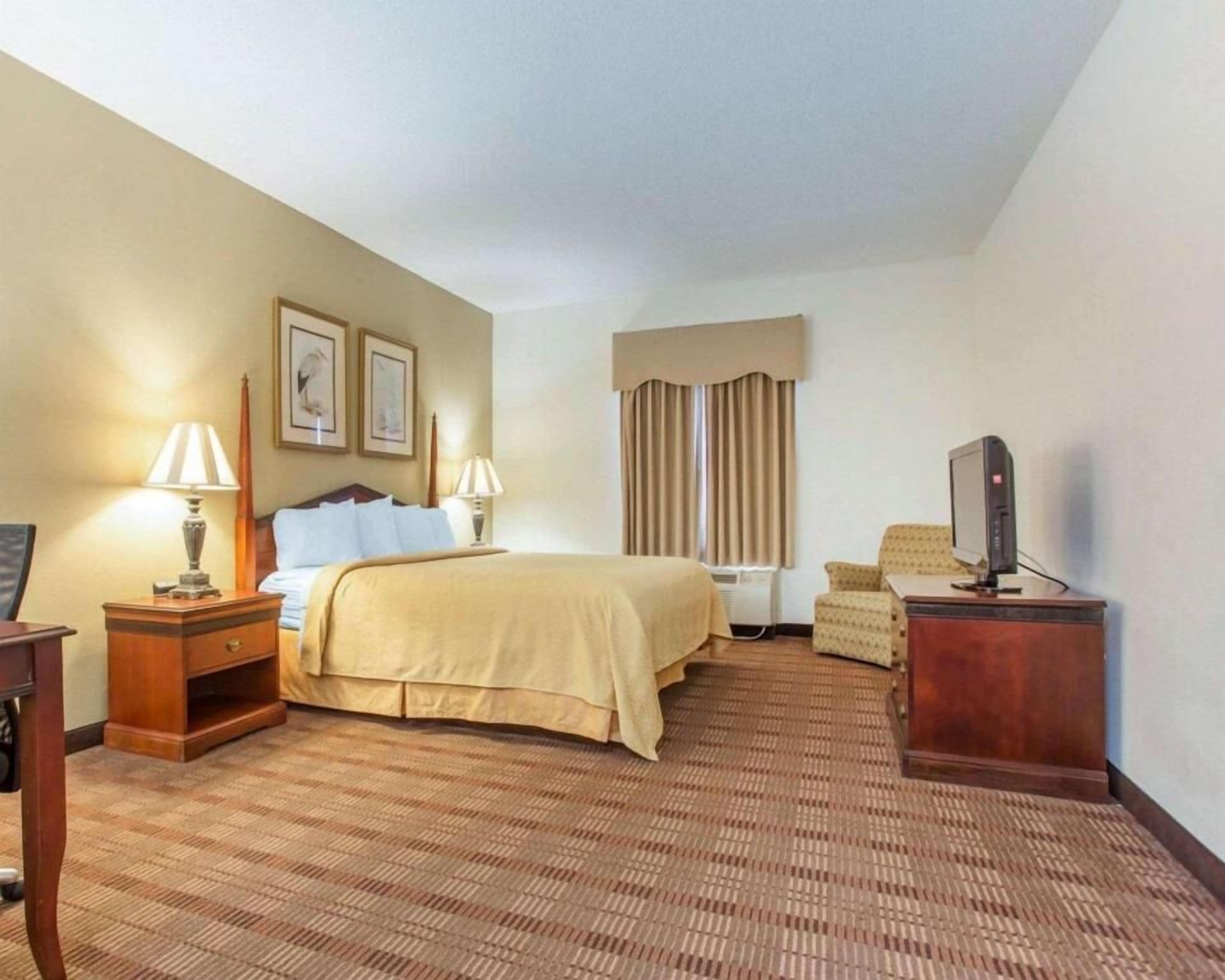 高級寢具、記憶棉床墊、書桌、手提電腦工作空間