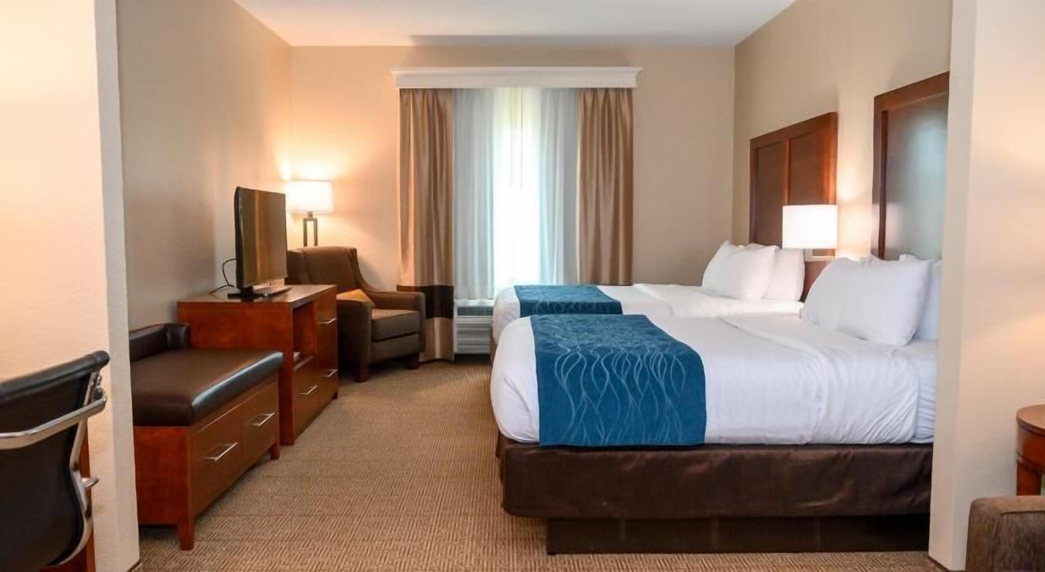 高級寢具、記憶棉床墊、書桌、手提電腦工作空間