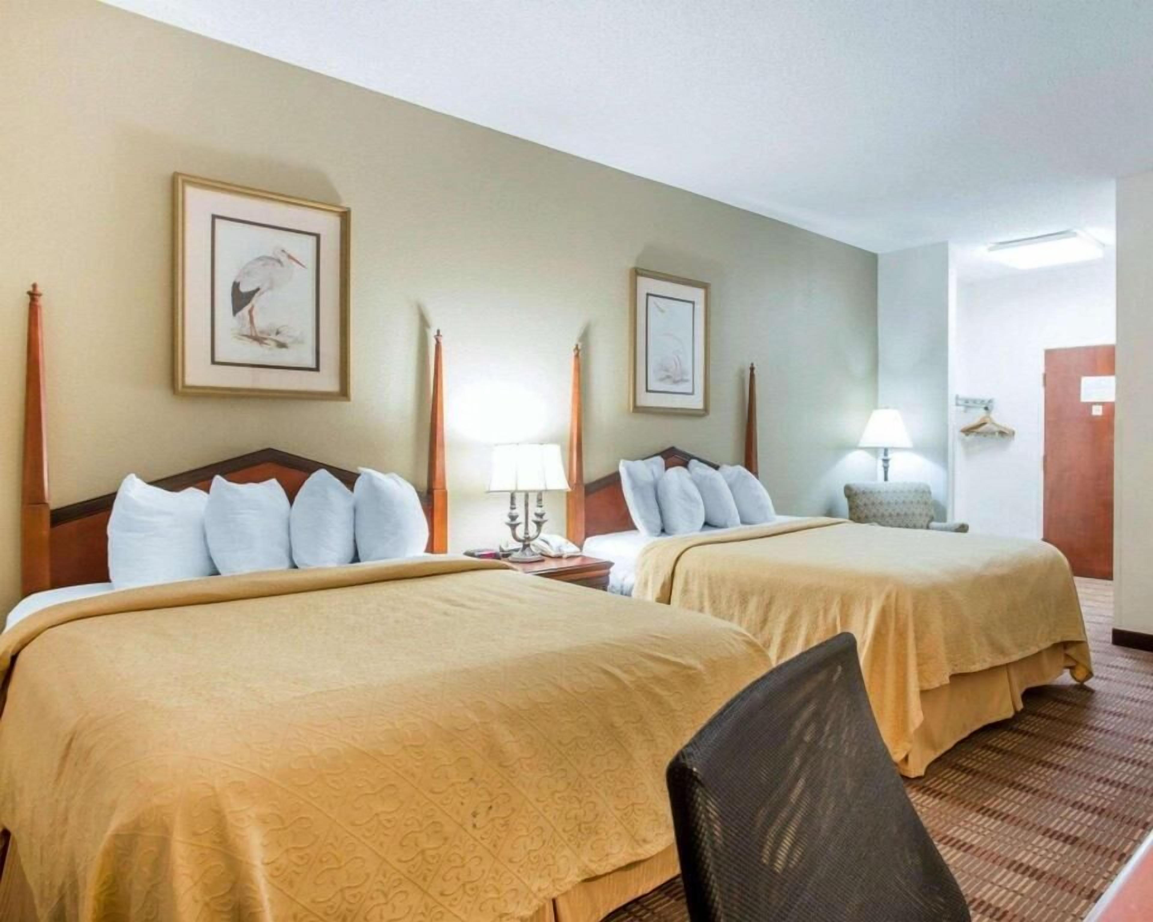 高級寢具、記憶棉床墊、書桌、手提電腦工作空間