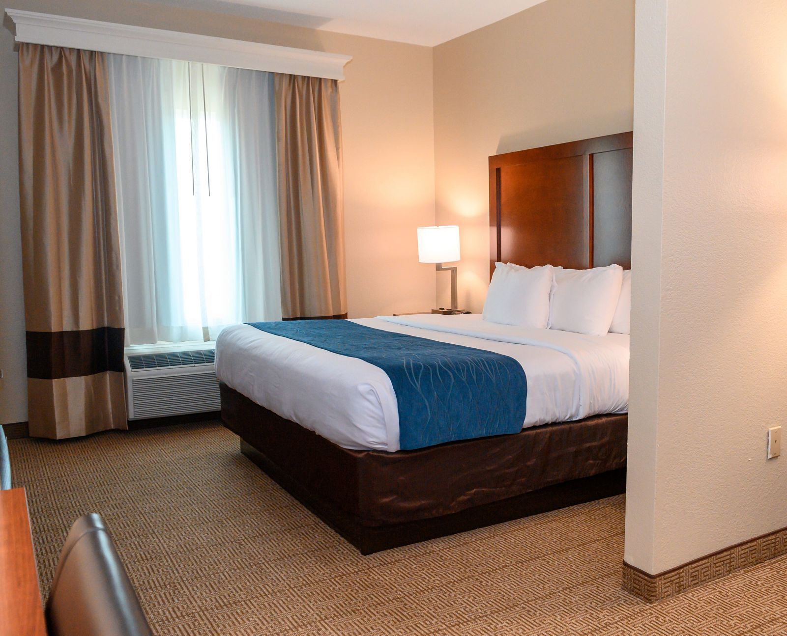 高級寢具、記憶棉床墊、書桌、手提電腦工作空間