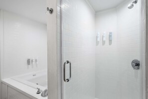 Phòng Deluxe, 1 giường cỡ king, không hút thuốc, bồn tắm thủy lực | Phòng tắm | Đồ dùng nhà tắm miễn phí, máy sấy tóc, khăn tắm, xà phòng 
