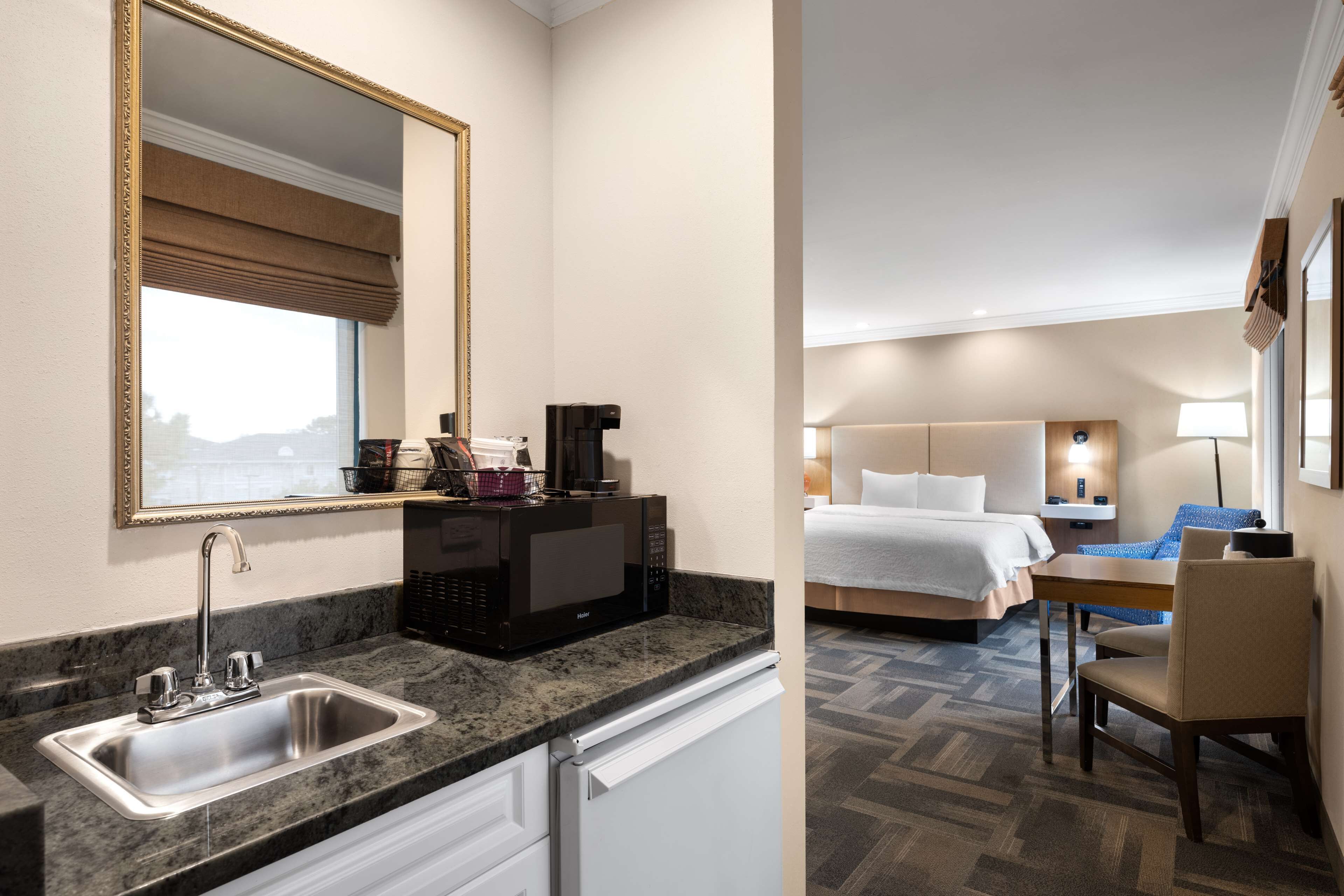 Deluxe Room, 1 King Bed, Non Smoking, Jetted Tub