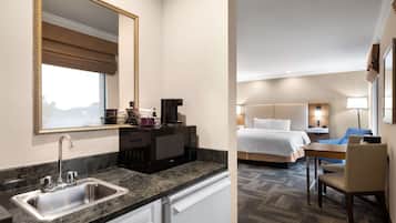 Chambre Deluxe, 1 trĂšs grand lit, non-fumeur, baignoire Ă jets | Bureau, espace de travail pour ordinateurs portables