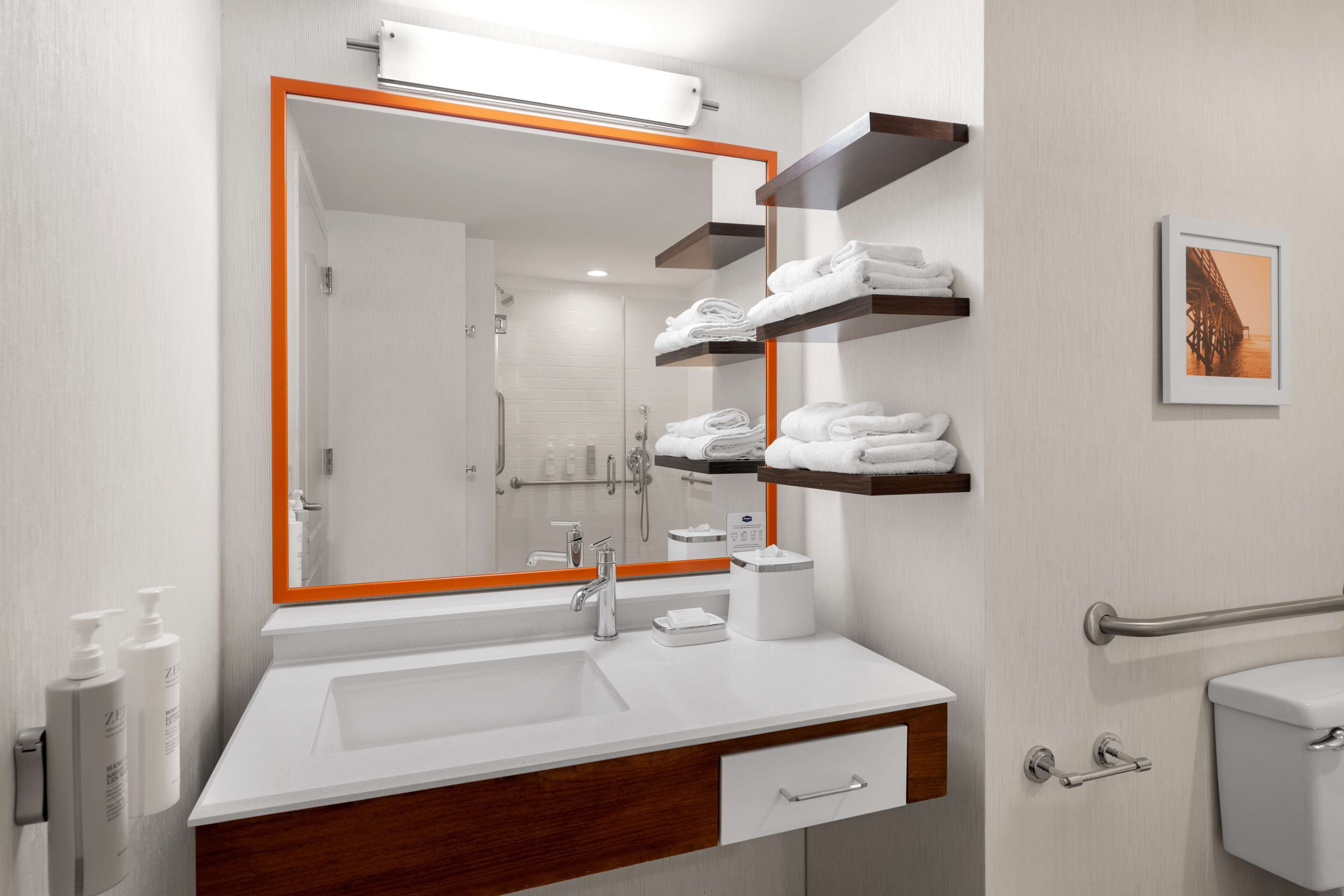 deluxe room, 1 king bed, non smoking, jetted tub | bathroom | free toiletries, hair dryer, towels, soap